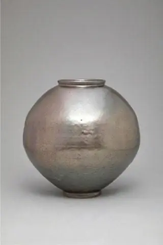 Moon Jar - это название этого произведения искусства, разработанного Ким Сиён и представленного галереей Ammann
