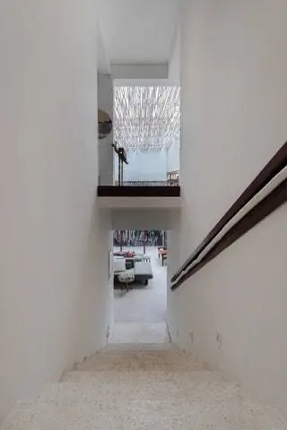 Антресоли были созданы для того, чтобы в магазине было больше места и металлическая конструкция с квадратами, через которые…