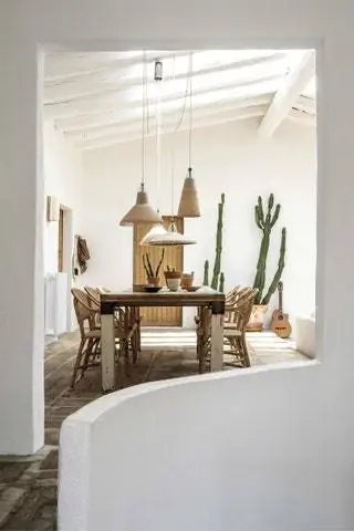 В столовой стол от Piet Hein Eek от Sluiz Ibiza, плетеные стулья от Cisteller Batlle и лампы Pet Chimbarongo от…