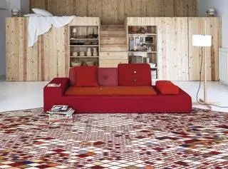В гостевой зоне за диваном Polder от Hella Jongerius for Vitra конструкция из сосны от Stefano Colli с…