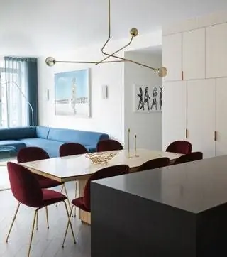 Стол от Willy Room, а стулья Beetle от Gubi