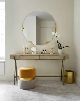 Зеркало от Egg Collective, а лампы от Sciolari