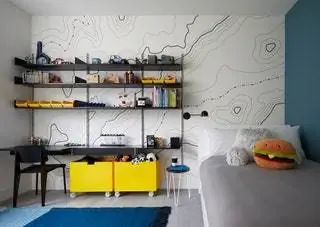В этой комнате, принадлежащей одному из детей, обои от Happy Walls, стул от Jean Prouv, книжная полка от Vitsoe…