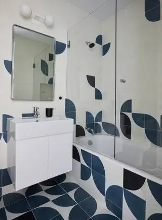 Плитка от Cl Tile, а лампа Bastion от Allied Maker