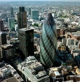 Хотя его официальное название 30 St Mary Axe, люди знают его как The Gherkin. Здание было спроектировано Норманом… Хотя его официальное название 30 St Mary Axe, люди знают его как The Gherkin. Здание было спроектировано Норманом…