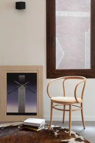 Стул Wiener Stuhl от GTV THONET VIENNA и круглый ковер из воловьей кожи