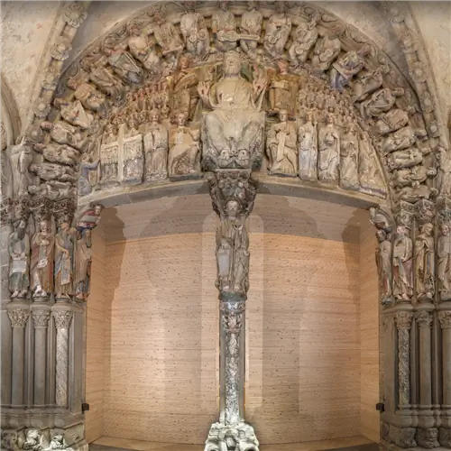Изучите PÓRTICO DE LA GLORIA собора Сантьяго в деталях с помощью этого приложения
