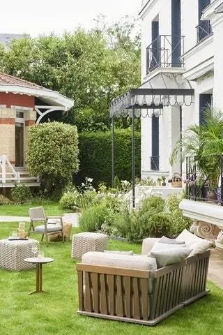 Вокруг дивана - кресло Ortigia Outdoor, пуфик Phuket и кофейный столик Fly Outdoor. Нет ничего лучше…