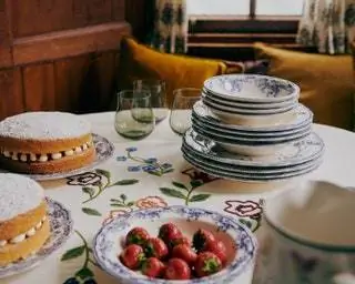 И снова красивый стол, состоящий из современных предметов, которые, тем не менее, кажутся покрытыми патиной