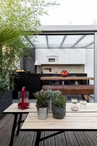 Иметь открытую площадку во французской столице - настоящая роскошь