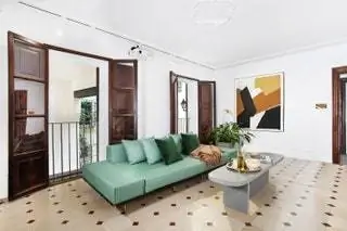 В гостиной низкий стол из терраццо, спроектированный Хуаном Перальта де Контейном, который идеально сочетается с полом…