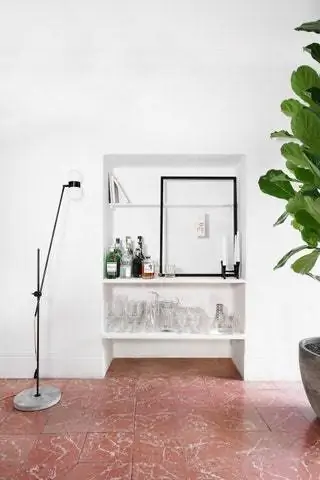 Белый нейтральный тон объединяет дизайнерскую концепцию дома