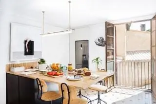 Освещение на кухне выполнено по собственной конструкции Contain, модель Tubus Pendant