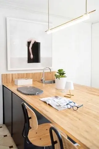 Кухня, которую мы полностью отремонтировали, также задумывалась как рабочее место, поэтому очень мало вещей…