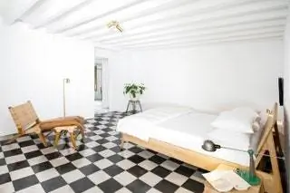 Шахматный пол и дизайнерская мебель от бельгийской фирмы Ethnicraft. Плетеный шезлонг из рафии импортирован из…