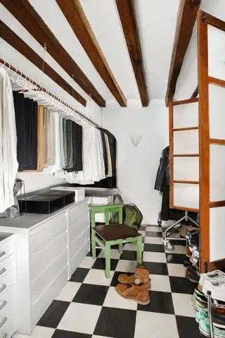 Бывший склад, гардеробная - одна из комнат, которые Хуан и Момо лучше всего подготовили