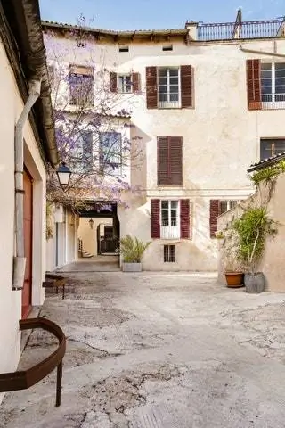 Дом расположен на первом этаже с выходом во внутренний дворик, место, которое изначально было конюшней