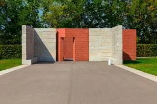 В этом архитектурном парке Vitra Альваро Сиза спроектировал набережную, простой пример своего архитектурного стиля