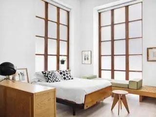 В спальне стул Solvay от Vitra и кровать 50-х годов от Jean Prouv, кушетка от Charlotte Perriand…