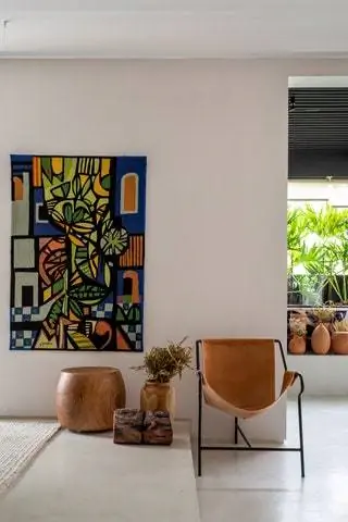 Стул Tripod от Лины Бо Барди украшает угол дома