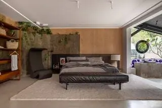 Сюда бы добавить всполохи модернизма и объединение разных направлений в единое пространство, тренд подробнее…