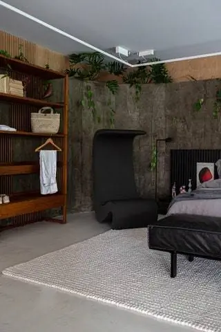 Большие бетонные панели отсылают к некоторым работам Лины Бо Барди, архитектора-модерниста, такого как Sesc Pompeia MASP…