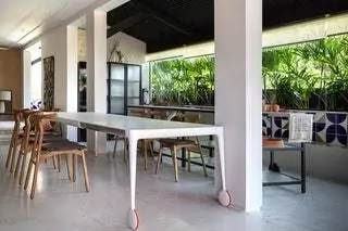 Дом имеет правильную мебель и подчеркивает его гибкость: от дивана, разделенного на модули, от гостиной до стола…