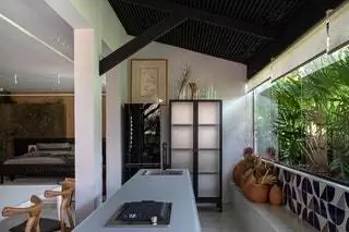 Кухня следует той же линии визуальной легкости, а также отличается особой гибкостью благодаря независимым модулям и их…