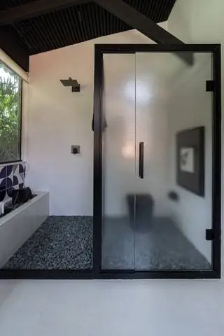 Единственная дверь, которая отделяет туалет, сделана из стекла