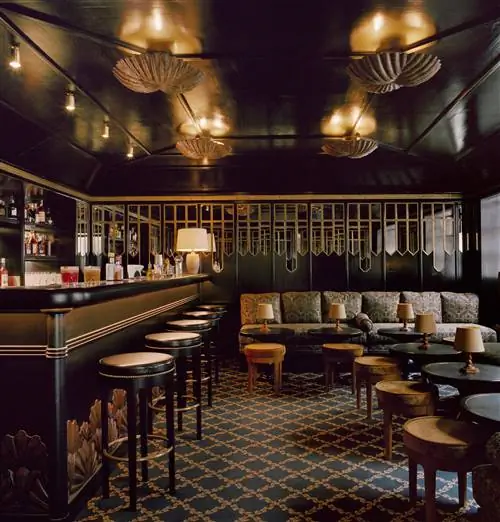 Le dcor feutr du bar à коктейли La Coquille d'Or au Château Voltaire