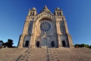 Виана-ду-Каштелу называют принцессой Лимы из-за впадающей в нее реки и потому, что это один из самых красивых городов в…