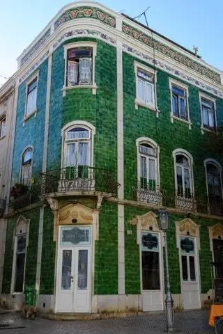 Площадь Луиша де Камоэнса в честь португальского поэта - одна из самых важных в городе Лагуш, принадлежащая…