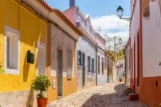 Знаете ли вы типичный образ идиллического городка с побеленными домами, выходящего на очаровательную бухту с рыбацкими лодками, которые…