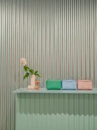 Пышные формы и волнистые панели пастельных тонов переносят вас в милый и веселый фэнтезийный мир, который…