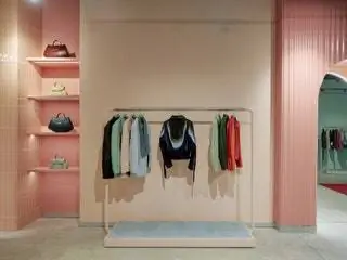 Все элементы в совокупности вызывают ностальгию по невинному миру, полному волшебства и иллюзий. Ослы из одежды сделаны…