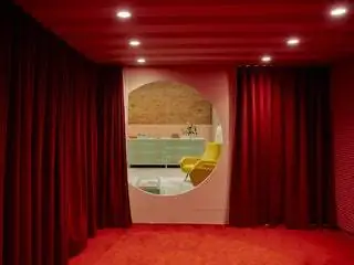 Промышленные материалы, такие как алюминий и бетон, контрастируют с элегантными и театральными текстурами, такими как…