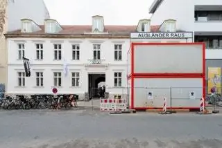 «Bitte liebt Österreich Erste Österreichische Koalitionswoche» Кристофа Шлингензифа 2000, выставленная на KW в 2013 году