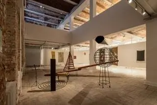 Вид инсталляции «Леонилсон. С 1975 по 1993 год» в KW Institute of Contemporary Art 2020