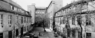 Двор KunstWerke Berlin 1991