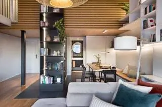 Библиотечный шкаф был изготовлен на заказ компанией Disseny 9evo