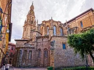 «Собор представляет собой колоссальный образец протоготической архитектуры. Организована как типичная паломническая церковь…