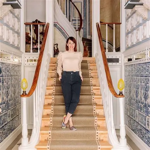 Грасинья Витербо позирует у входа в сказочный дворцовый дом, который она построила в районе Шиаду