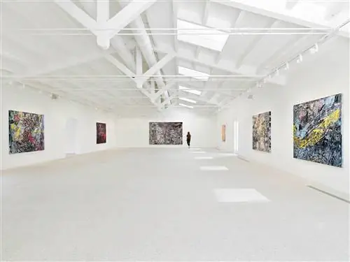 Вид на инсталляцию Марка Брэдфорда. Массы и движения на выставке Hauser Wirth Menorca 2021