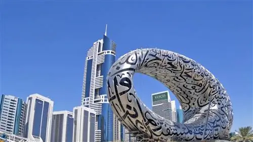 Это новый авангардный музей, который соперничает с небоскребами Дубая