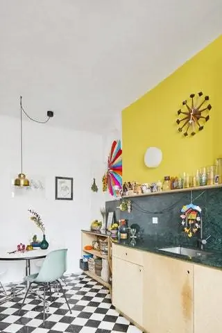 Также для кухни мы выбрали мебель из натуральной березы, которая приносит тепло и желтую часть стены радости Также для кухни мы выбрали мебель из натуральной березы, которая приносит тепло и желтую часть стены радости