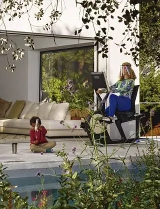 На велосипеде Personal Recline Антонио Читтерио для Technogym она носит боди Benetton…