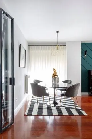 Ковер Kilombo Rugs журнальный столик MIV Interiors стулья El Corte Ingls шторы Gancedo