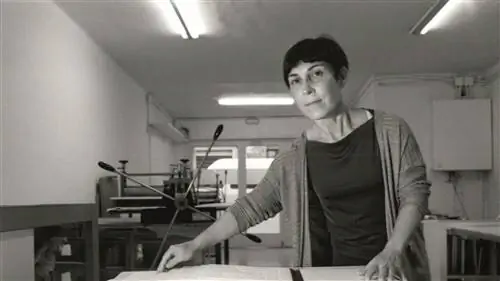 Франческа Поза, портрет крупной и не поддающейся классификации художницы, которая верит в бумагу