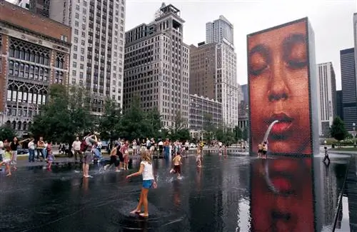 экран с квадратным лицом с людьми