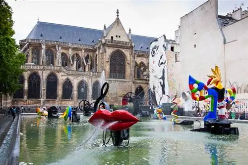 площадь с фонтаном и цветными скульптурами